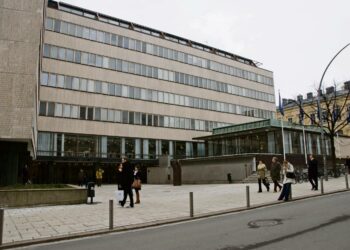 Korkeakoulutuksessa ammattikorkeakoululaiset vaihtavat tyypillisesti oppilaitosta kun yliopistoissa opiskelevat vaihtavat koulutusalaa saman yliopiston sisällä. Kuvassa Helsingin yliopiston Porthania-rakennus.