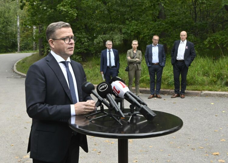 Pääministeri Petteri Orpo kommentoi aamupäivän keskusteluja pääministerin virka-asunnon Kesärannan edustalla syyskuun 27.päivänä. Taustalla Kunta- ja hyvinvointialuetyönantajat KT:n toimitusjohtaja Markku Jalonen (vas.), Akavan puheenjohtaja Maria Löfgren, Ammattiliittojen keskusjärjestön SAK:n puheenjohtaja Jarkko Eloranta ja STTK:n puheenjohtaja Antti Palola. Pääministeri Orpo oli kutsunut työmarkkinajohtajat Kesärantaan keskustelemaan työmarkkinauudistuksista ja eläkeuudistuksesta.