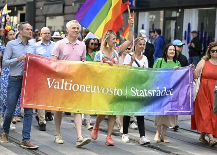 Opetusministeri Anders Adlercreutz (rkp, toinen vasemmalta) osallistui Pride-kulkueeseen Helsingissä 29. kesäkuuta. Mukana myös ministerit Kai Mykkänen (kok), Sari Multala (kok), Sandra Bergqvist (rkp) ja Sanni Grahn-Laasonen (kok).