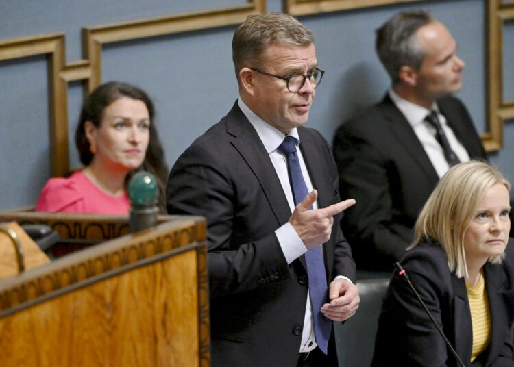 Pääministeri Petteri Orpo (kok.) ja valtiovarainministeri Riikka Purra (ps.) eduskunnan suullisella kyselytunnilla kesäkuussa.