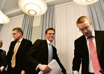 Työministeri Tarja Cronberg (vas.), pääministeri Matti Vanhanen, valtiovarainministeri Jyrki Katainen sekä kulttuuri- ja urheiluministeri Stefan Wallin kertoivat hallituksen lisätalousarvioneuvotteluista viime perjantaina.