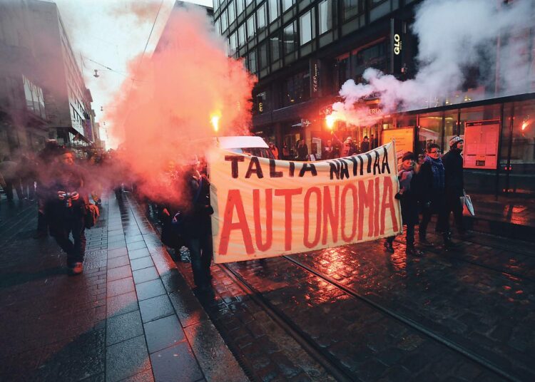 Banderollein varustautuneet mielenosoittajat kulkivat lenkin Helsingin keskustassa huudellen iskulauseita.