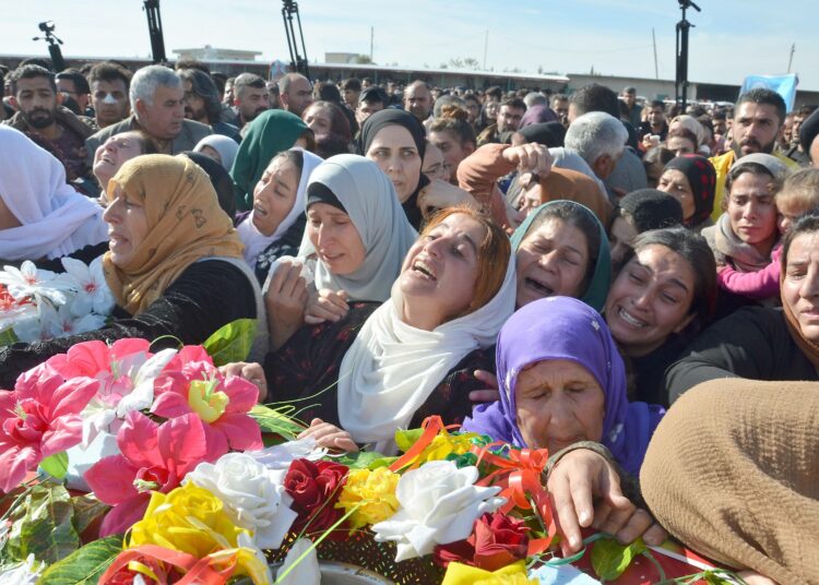 Syyrialaisia kurdinaisia Turkin ilmaiskujen kuolonuhrien hautajaisissa Derikissä Pohjois- ja Itä-Syyrian autonomisella alueella.