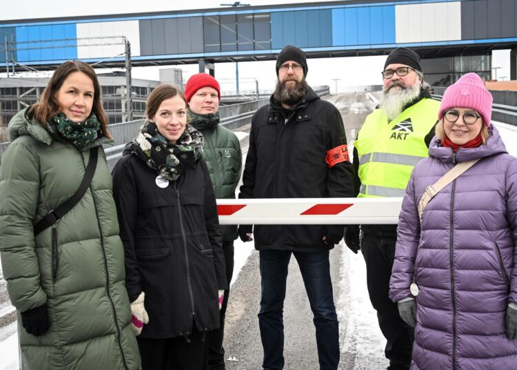 Vasemmalta oikealle: kansanedustajat Veronika Honkasalo ja Li Andersson, AKT:n varapuheenjohtaja Niko Blom, lakkovahti Mikko Saarinen, pääluottamusmies Jape Lovén ja kansanedustaja Aino-Kaisa Pekonen tiistaiaamuna Vuosaaren satamassa Helsingissä.