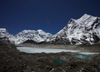 Lhotsevuoren alapuolella Imjan jäätikkö Nepalin Khumbussa on sulanut ja muodostanut järven.