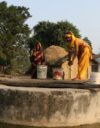 Nepalilaisen Khardariyan kylän naiset nostavat vettä kylän kaivosta.