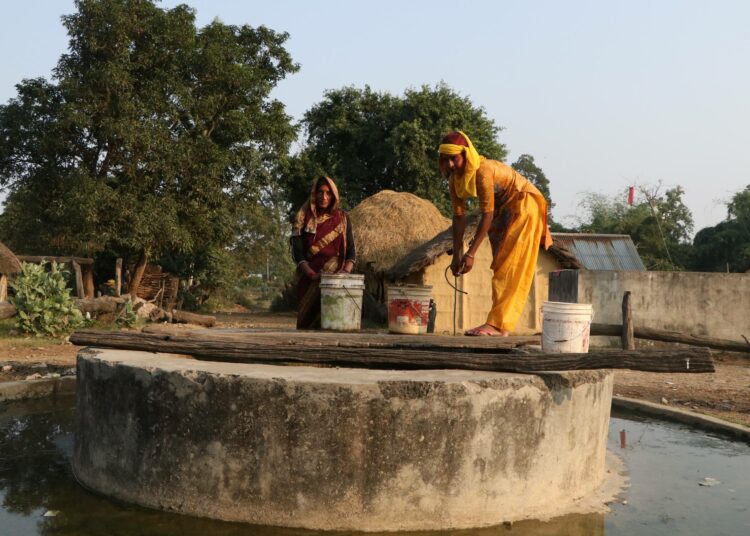 Nepalilaisen Khardariyan kylän naiset nostavat vettä kylän kaivosta.