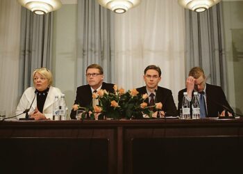 Työministeri Tarja Cronberg (vas.), pääministeri Matti Vanhanen, valtiovarainministeri Jyrki Katainen ja kulttuuri- ja urheiluministeri Stefan Wallin hallituksen politiikkariihen tiedotustilaisuudessa valtioneuvoston juhlahuoneistossa Helsingissä tiistaina.