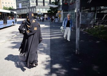 Monikulttuuriseen yhteiskuntaan kuuluu laaja uskonnottomien ihmisten joukko, joka on pääosin suomalaissyntyistä, mutta siihen kuuluu myös muista kulttuuripiireistä muuttaneita.