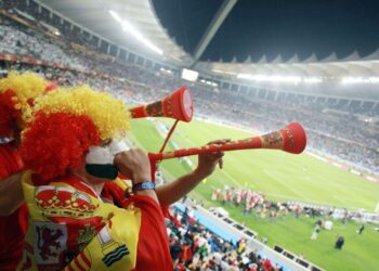 Etelä-Afrikan MM-turnauksesta muistetaan vuvuzela-puhallinsoitin. Monet katsojat stadioneilla ja kotikatsomoissa kyllästyivät soittimen ääneen. Soitinta käyttivät myös espanjalaisfanit.