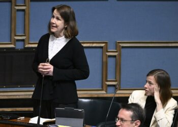 Veronika Honkasalo eduskunnan täysistunnossa.