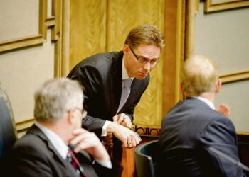 Valtiovarainministeri Jyrki Katainen esitteli tiistaina hurjia lukuja elvytyksestä.