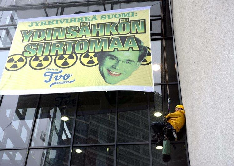 Ydinvoiman vastustajien juliste Kokoomuksen puolueokouspaikan seinällä Jyväskylässä.