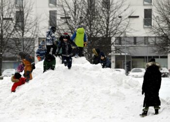 Yksityisen hoidon tuella voisi ostaa myös perhepäivähoitoa, joka on vähentynyt, tutkijat ehdottavat.