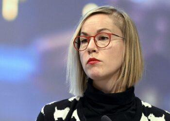 Kestävä tapa tasapainottaa julkista taloutta on painottaa leikkausten sijaan tulosopeutusta, eli lisätä verokertymää, sosiaali- ja terveysministeri Hanna Sarkkinen toteaa.