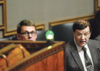 Pääministeri Matti Vanhanen toivoi pitkäaikaista palkkaratkaisua kuntiin. Oikealla ulkomaankauppaministeri Paavo Väyrynen (kesk.).