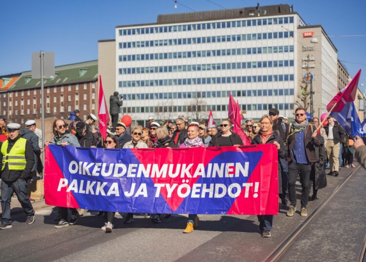 Vappumarssijoita Helsingissä toukokuussa 2024. Taustalla SAK:n pääkonttori.