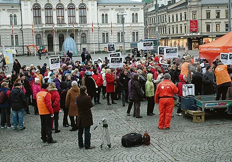 Tehdäänkö julkisen sektorin naisista tieten tahtoen köyhälistöluokka? Tästä oli kysymys Tampereen Aterian työntekijöiden ulosmarssissa kuluneella viikolla.