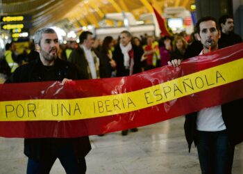 Espanjalaisen Iberia-lentoyhtiön työntekijät osoittivat maanantaina mieltään Madridin lentoasemalla  ”espanjalaisen Iberian puolesta” ja vastustivat joukkoirtisanomisia.