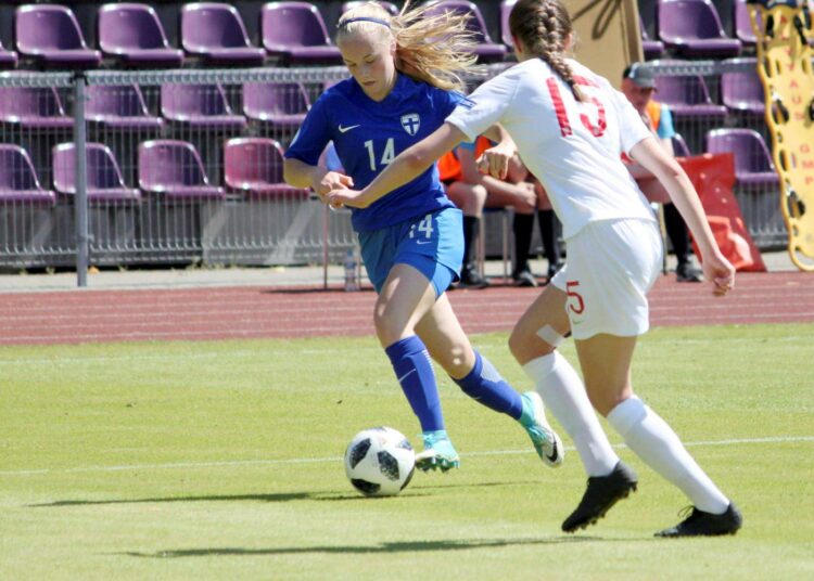 Aino Vuorinen (vas.) teki maalin ottelussa Uruguayta vastaan alle 17-vuotiaiden tyttöjen MM-turnauksen alkulohkossa. Kuvassa hän kamppailee pallosta Englannin Lucy Robertsin kanssa EM-lopputurnauksessa.