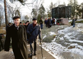 Kunniakäynti Punaisten muistomerkillä Helsingissä tammikuussa 2007.