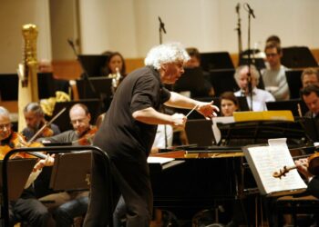 Berliinin filharmonikot johtajanaan Sir Simon Rattle harjoittelivat Finlandia-talolla Helsingissä toukokuussa 2008.