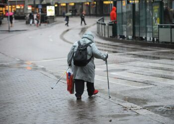 Juhlapuheet kulkevat eri sfääreissä. Sinne ei vanhuksen arki yllä.