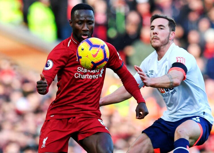 Fans supporting Foodbanks -järjestö kerää ruokaa kaupungin nälkäisille Liverpoolin ja Evertonin otteluiden yhteydessä. Kuvassa Liverpoolin Naby Keita.