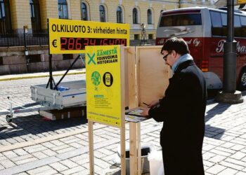 Ympäristöjärjestöjen Äänestä ydinvoima historiaan  -äänestyskoppi Senaatintorilla Helsingissä tiistaina.