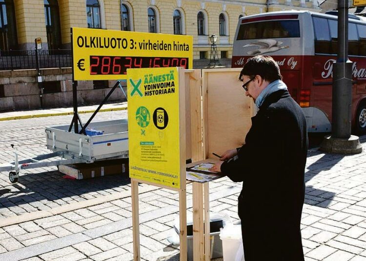 Ympäristöjärjestöjen Äänestä ydinvoima historiaan  -äänestyskoppi Senaatintorilla Helsingissä tiistaina.