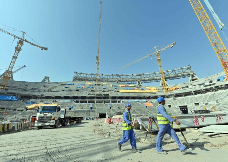 Stadioneita ovat rakentaneet lähes orjan asemassa olevat rakennustyöläiset Intiasta, Pakistanista, Nepalista, Bangladeshista ja Sri Lankasta epäinhimillisissä ja vaarallisissa olosuhteissa.