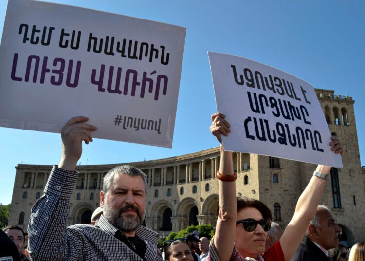 ”Kirottuja olkoot ne, jotka myyvät Artsakhin”, lukee mielenosoituskylteissä Jerevanissa viime toukokuussa. Pakolaisyhteisö moittii Armenian tapaa hoitaa kriisiä.