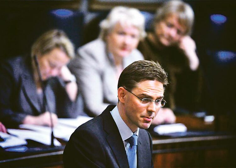 Valtiovarainministeri Jyrki Katainen myönsi viime laman virheet, mutta tekee itse samoin.