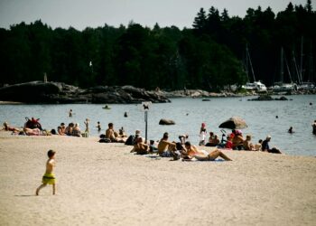 Kun iso osa suomalaista on ottanut aurinkoa suojakerrokset muistaen, niin muualla on sitten kieroiltu sitäkin enemmän.