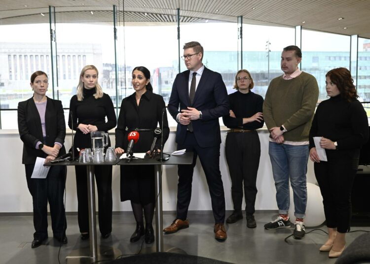 Vasemmistoliiton Li Andersson (vas.), vihreiden Sofia Virta, SDP:n Nasima Razmyar ja Antti Lindtman sekä Pinja Vuorinen vasemmistonuorista, Jami Heinilä vihreistä nuorista ja Emilia Kangaskolkka demarinuorista puhuivat tiistaina tiedotustilaisuudessa, jossa välikysymyksestä kerrottiin.