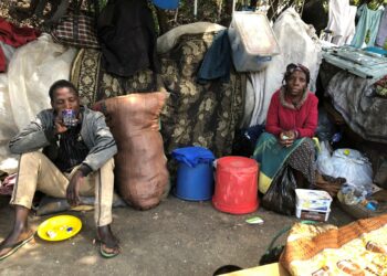 Gladys Mugabe, 69, elää vammaisen poikansa kanssa Harare Gardens -ulkoilupuistossa Zimbabwen pääkaupungissa. He ovat runsaan vuoden ajan asuneet taivasalla kotitalon tuhouduttua tulipalossa.