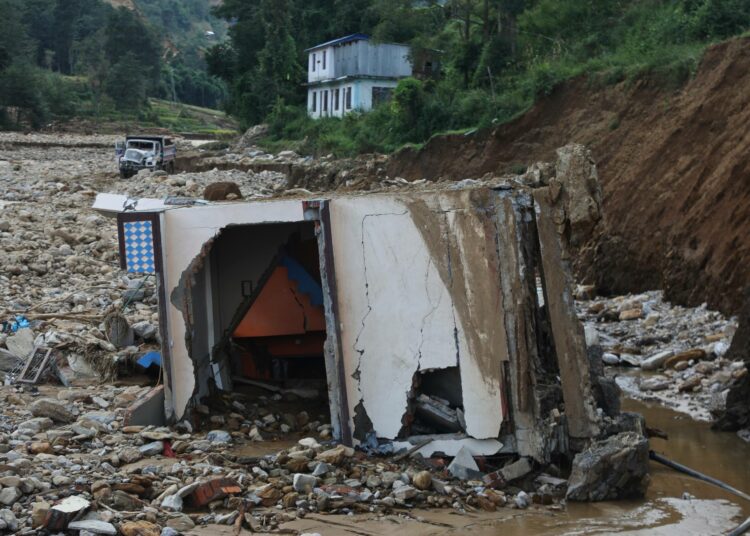 Kathmandun ulkopuolella tuhoutui kokonaisia kyliä tulviin ja maanvyöryihin. Kuva Roshijoelta.