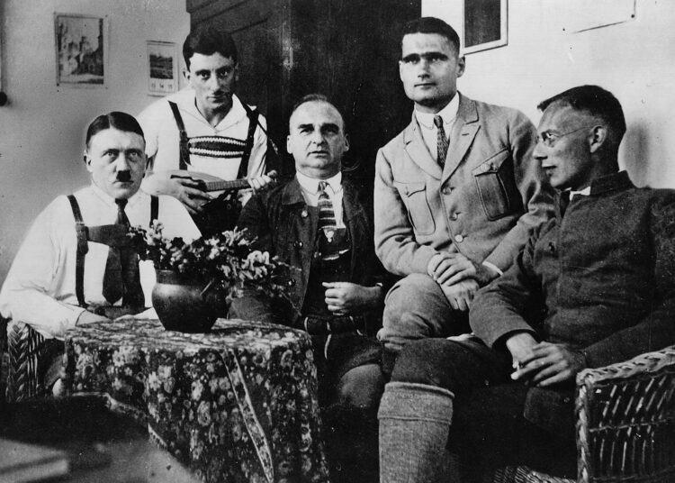 Adolf Hitler sekä Emil Maurice, Hermann Kriebel, Rudolf Hess ja Friedrich Weber Landsbergin vankilassa.