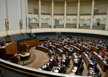 Naton jäsenyyttä vastustivat eduskunnassa keskustelun ensimmäisen kolmen tunnin aikana Ano Turtiainen ja Johannes Yrttiaho.