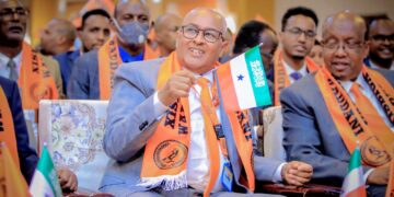 Presidenttiehdokas Abdirahman Irro heilutti Somalimaan lippua Waddani-puolueen kokouksessa.