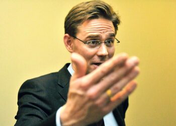 Valtiovarainministeri Jyrki Katainen on valmis nostamaan veroja, mutta hyvätuloisten ei tarvitse huolestua.