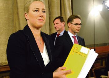 Valtiovarainministeri Jutta Urpilainen ja pääministeri Jyrki Katainen budjettiriihessä syyskuun puolivälissä. Eduskunta pääsee budjetin kimppuun ensi viikolla.