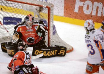 Porin Ässät tasoitti finaalisarjan kotihallissaan keskiviikkona, vaikka Tapparan Niclas Lucenius ampui kiekon ohi Ässien Antti Raannan. Kolmas loppuottelu pelataan perjantaina Tampereella.