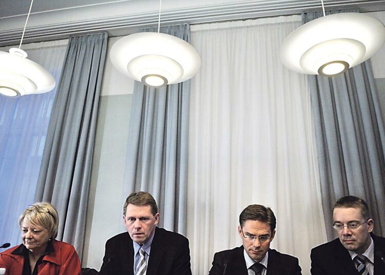 Työministeri Tarja Cronberg, pääministeri Matti Vanhanen, valtiovarainministeri Jyrki Katainen ja kulttuuriministeri Stefan Wallin kertoivat hallituksen kehysneuvotteluiden tuloksista tiistaina.