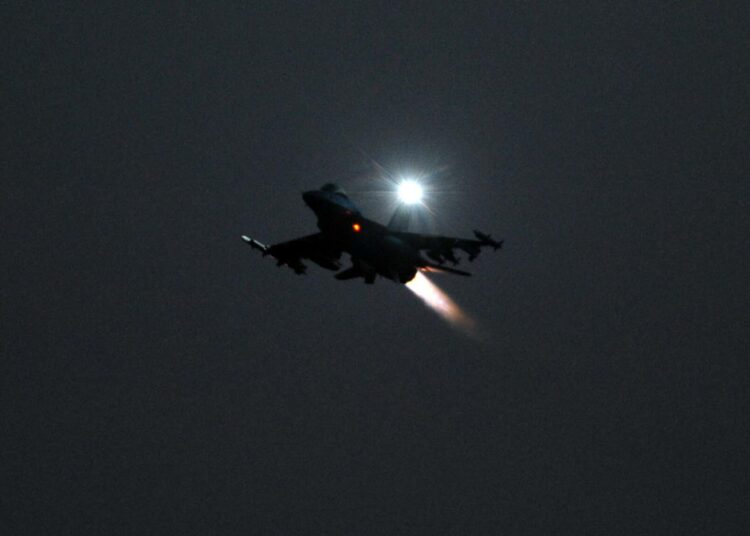 Amerikkalainen F16-taistelukone lähdössä Avianon tukikohdasta Italiasta kohti Libyaa.