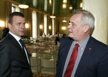Poliittisen päätöksenteon kannalta on olennaista, voittaako vaalit Antti Rinteen (oik.)  johtamat demarit vai Petteri Orpon vetämä kokoomus.