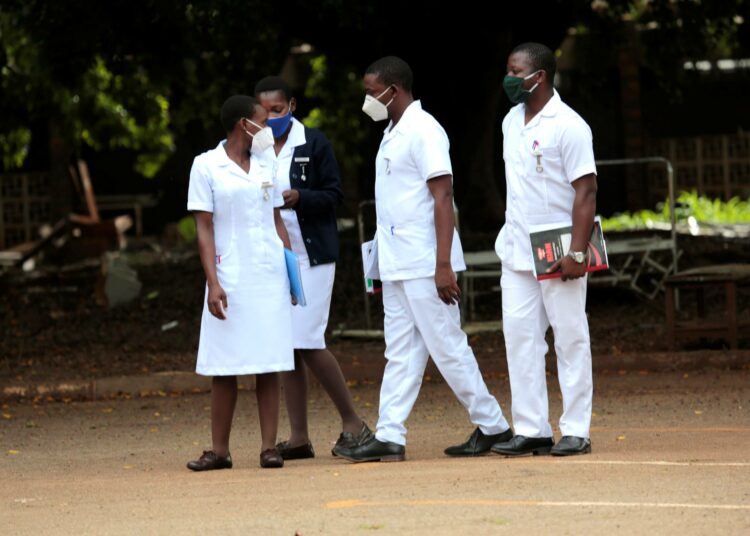 Sairaanhoitajat saavat Zimbabwessa huonoa palkkaa ja he lähtevätkin usein töihin ulkomaille. Se heikentää entisestään jo muutenkin kehnoa terveydenhoitojärjestelmää.