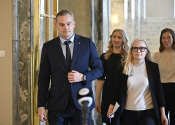 Vihreiden Atte Harjanne, SDP:n Pinja Perholehto, vihreiden Maria Ohisalo ja vasemmistoliiton Li Andersson jättivät perjantaina yhteisen välikysymyksen hallitukselle.