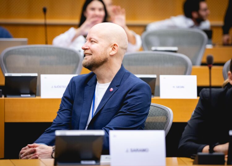 Europarlamentaarikko Jussi Saramo parlamentin vasemmistoryhmän ryhmäkokouksessa 16. lokakuuta.