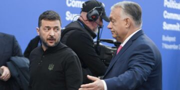 Unkarin pääministeri Viktor Orban (oik.) tervehti Ukrainan presidenttiä Volodymyr Zelenskyiä Euroopan poliittisen yhteisön kokouksessa Budapestissä marraskuun alussa.